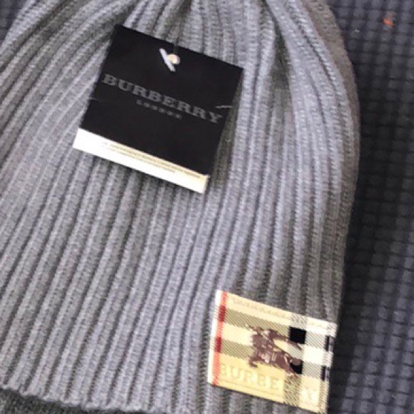 Burberry hat and scarf with tags! No damages - Picture 2 of 2
